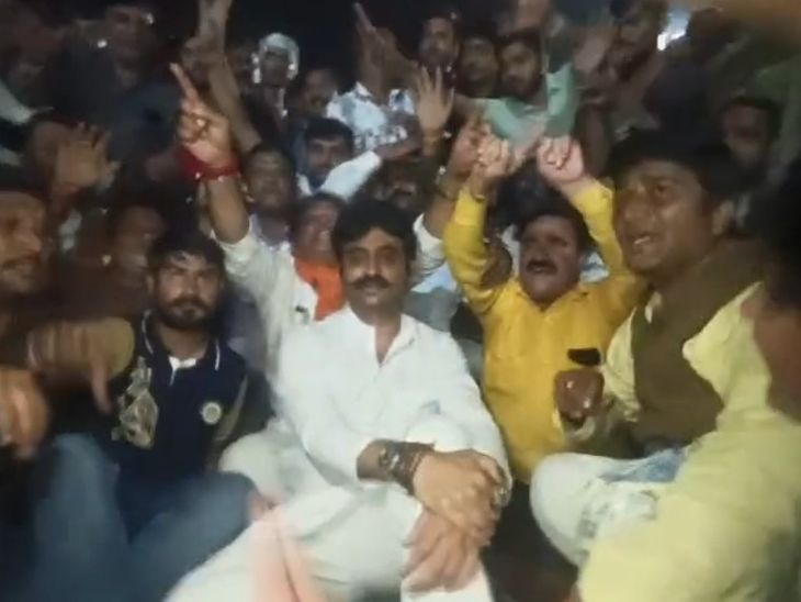 देवास में निगम की होर्डिंग हटाने की कार्रवाई पर हंगामा:  विधायक पुत्र विक्रम सिंह पवार समर्थकों संग सड़क पर उतरे, निगमायुक्त के खिलाफ की नारेबाजी – Dewas News