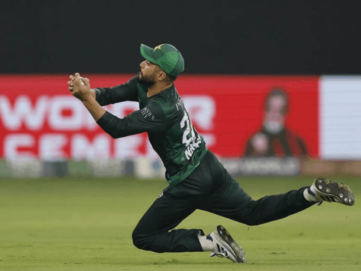 Saim Ayub was out for a duck for the third consecutive match. | सईम अयूब लगातार तीसरे मैच में जीरो पर आउट: कान पर गेंद लगने के बाद रिप्लेस हुए अंपायर, वसीम का बेहतरीन रनिंग कैच; मोमेंट्स