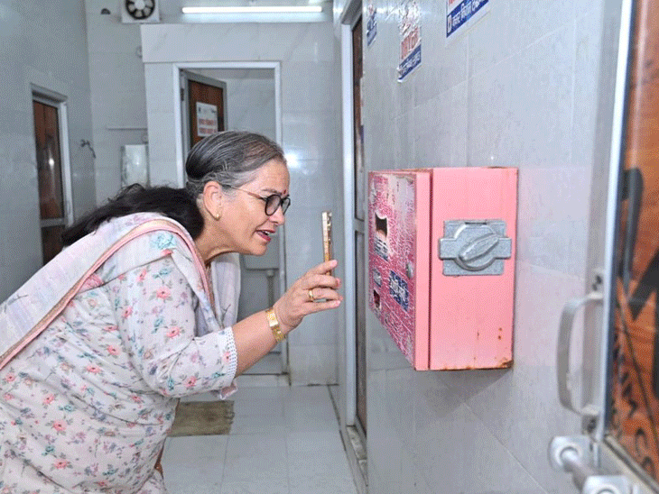 mayor-inspects-public-toilets-in-lucknow