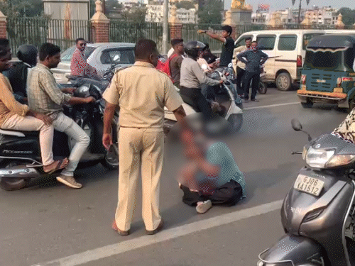 2 पानीपूरी कम मिलने पर बीच सड़क पर बैठी महिला:  पुलिस समझाने गई तो कहा- अब दोबारा खाने जाऊंगी तो मजा नहीं आएगा, गुजरात का मामला