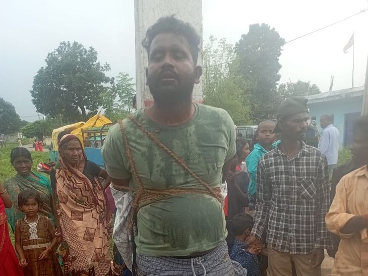 लातेहार में ग्रामीणों ने अपराधी को पकड़ा:  बिजली के पोल से बांधकर पीटा, दो अन्य फरार; आधार कार्ड से पकड़ा गया – latehar News