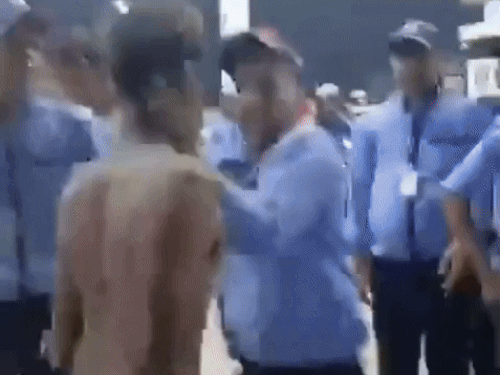 फरीदाबाद में पेट्रोल पंप कर्मचारियों ने युवक को पीटा, VIDEO:बोला-पानी पीने गया था, पैरों पर डालने से हुआ विवाद; दिल्ली का रहने वाला- INA NEWS