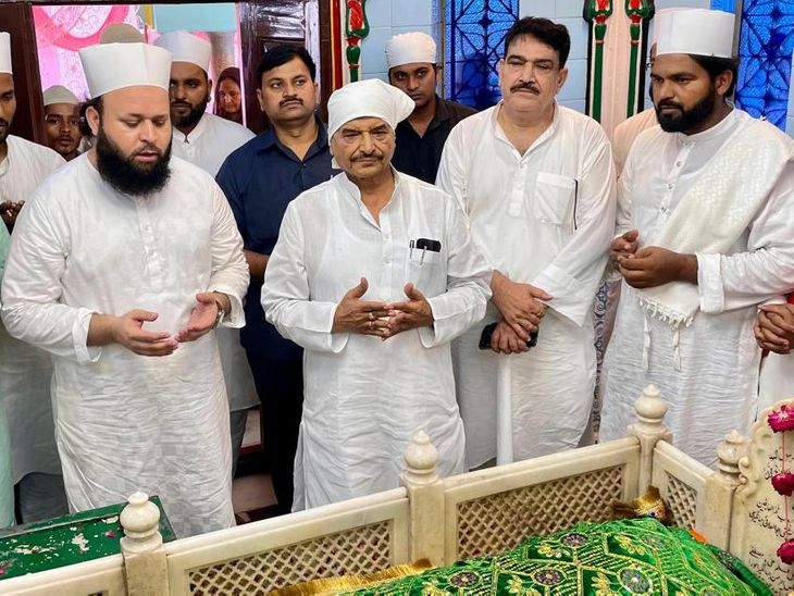 Shivpal Yadav offered a chadar at the Lucknow Dargah Dada Mian.