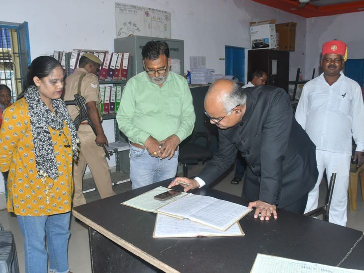 District Magistrate did a surprise inspection of the block office.