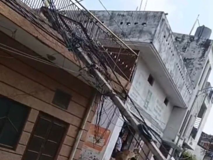 A dilapidated electricity pole fell in Palia. | पलिया में जर्जर बिजली ...