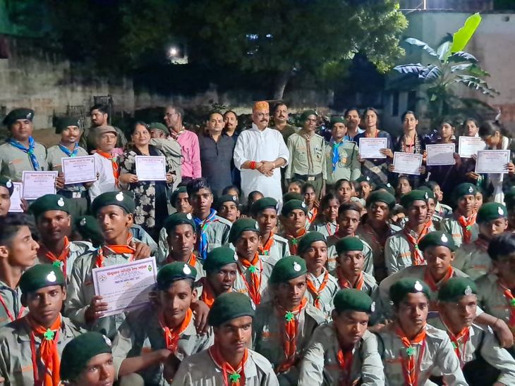 150 स्काउट्स एंड गाइड्स कैडेट्स सम्मानित:  पितृपक्ष मेले में की 15 दिन तक श्रद्धालुओं की सेवा, ट्रैफिक कंट्रोल में निभाई भूमिका – Gaya News