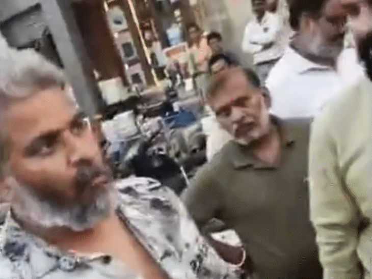 ग्वालियर में रॉन्ग साइड आने पर पुलिस ने पकड़ा:  सड़क पर कपड़े उतारकर करने लगा हंगामा; बोला-टेंशन में हूं, छोड़ दो, नहीं तो जान दे दूंगा – Gwalior News