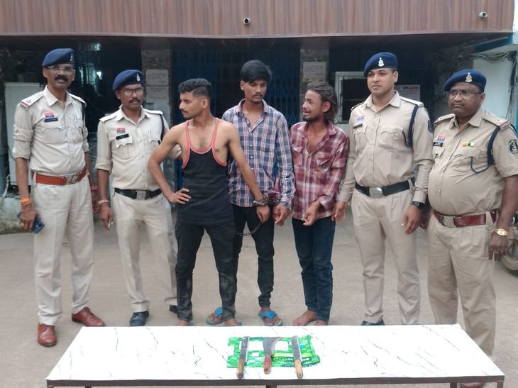 भिलाई में चाकू-चापड़ लहराकर दहशत फैलाने वाले तीन आरोपी गिरफ्तार:  अपने-अपने इलाके में धौंस जमाने लहराते थे हथियार, पुलिस को देख भागने लगे – durg-bhilai News