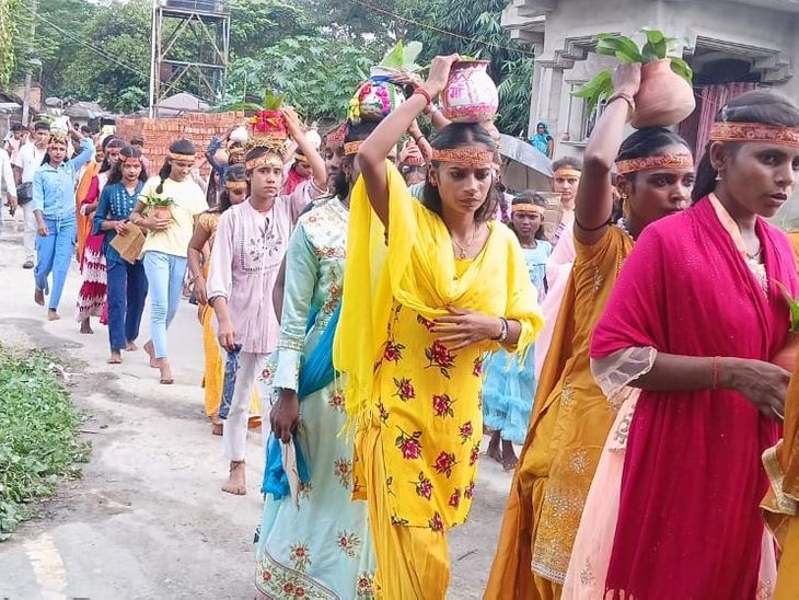 Enthusiasm among devotees on the first day of Navratri in Bairia ...