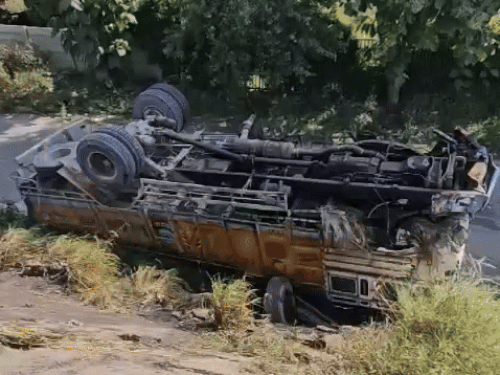 करनाल में पुल से गिरा सेब से भरा ट्रक:ड्राइवर घायल, ट्राले की साइड लगने से हुआ बेकाबू, शिमला से जा रहा था दिल्ली- INA NEWS