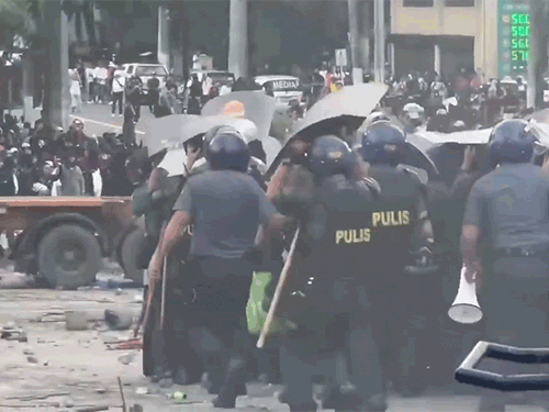 फिलीपींस में भ्रष्टाचार के खिलाफ प्रदर्शन, 50 हजार लोग जुटे:प्रदर्शनकारियों ने शीशे तोड़े, फायर बम फेंके, 200 लोग गिरफ्तार; 70 पुलिसकर्मी घायल