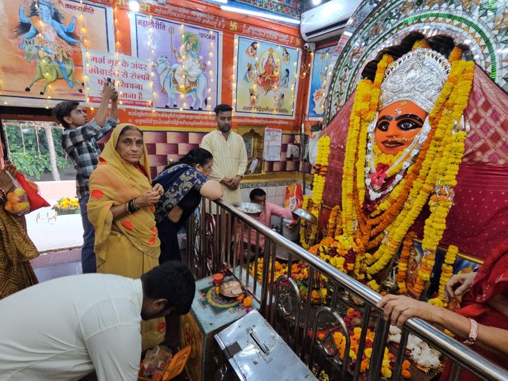Mother Rajarajeshwari was adorned in the form of Shailputri.