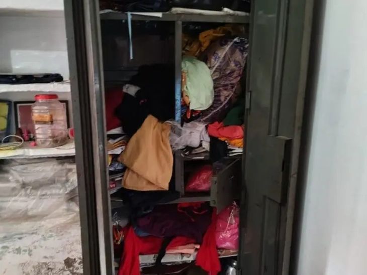 Thieves broke into a house and committed theft in Prayagraj.