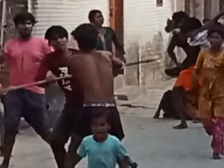 Fight between two parties in Tirwa, VIDEO | तिर्वा में दो पक्षों के बीच ...