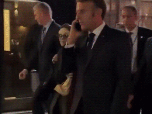 न्यूयॉर्क पुलिस ने फ्रांसीसी राष्ट्रपति की कार रोकी:मैक्रों ने ट्रम्प को फोन करके कहा- मैं सड़क पर फंस गया हूं, जल्दी रास्ता खाली करो