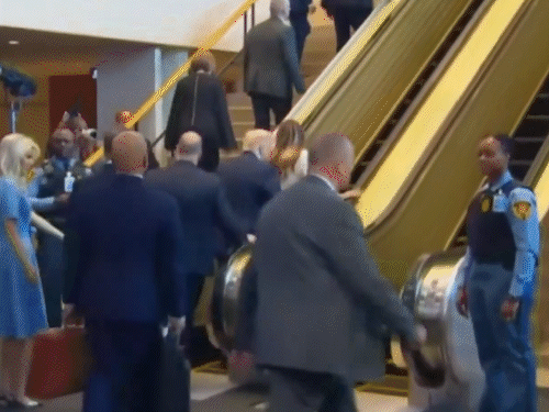 Trump Teleprompter Escalator UN General Assembly Speech America | ट्रम्प के पहुंचते ही खराब हुआ एस्केलेटर: भाषण से पहले टेलिप्रॉम्प्टर बंद, रूसी राजदूत ने मोबाइल से VIDEO बनाया; UN में रोचक मोमेंट्स