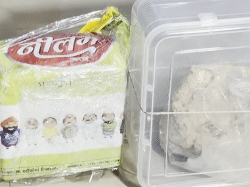 सूरत में फिर पकड़ाई 5 करोड़ की व्हेल की उल्टी:  तीन आरोपी गिरफ्तार, तीन दिन में 10 करोड़ रुपए से अधिक की एंबरग्रीस जब्त हो चुकी – Gujarat News
