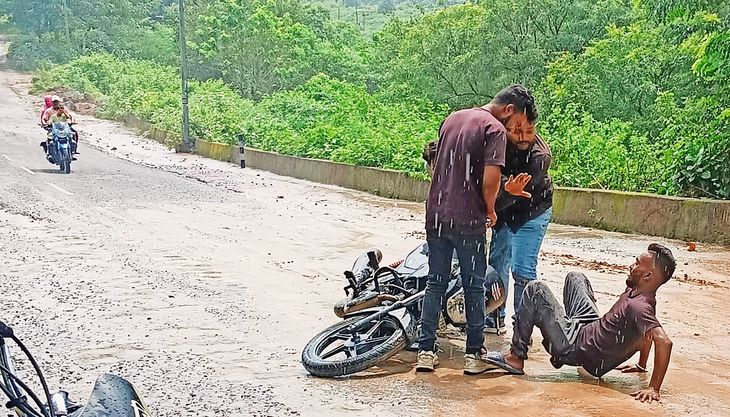 Swampy system: Road potholes filled with mud, people falling into the ...