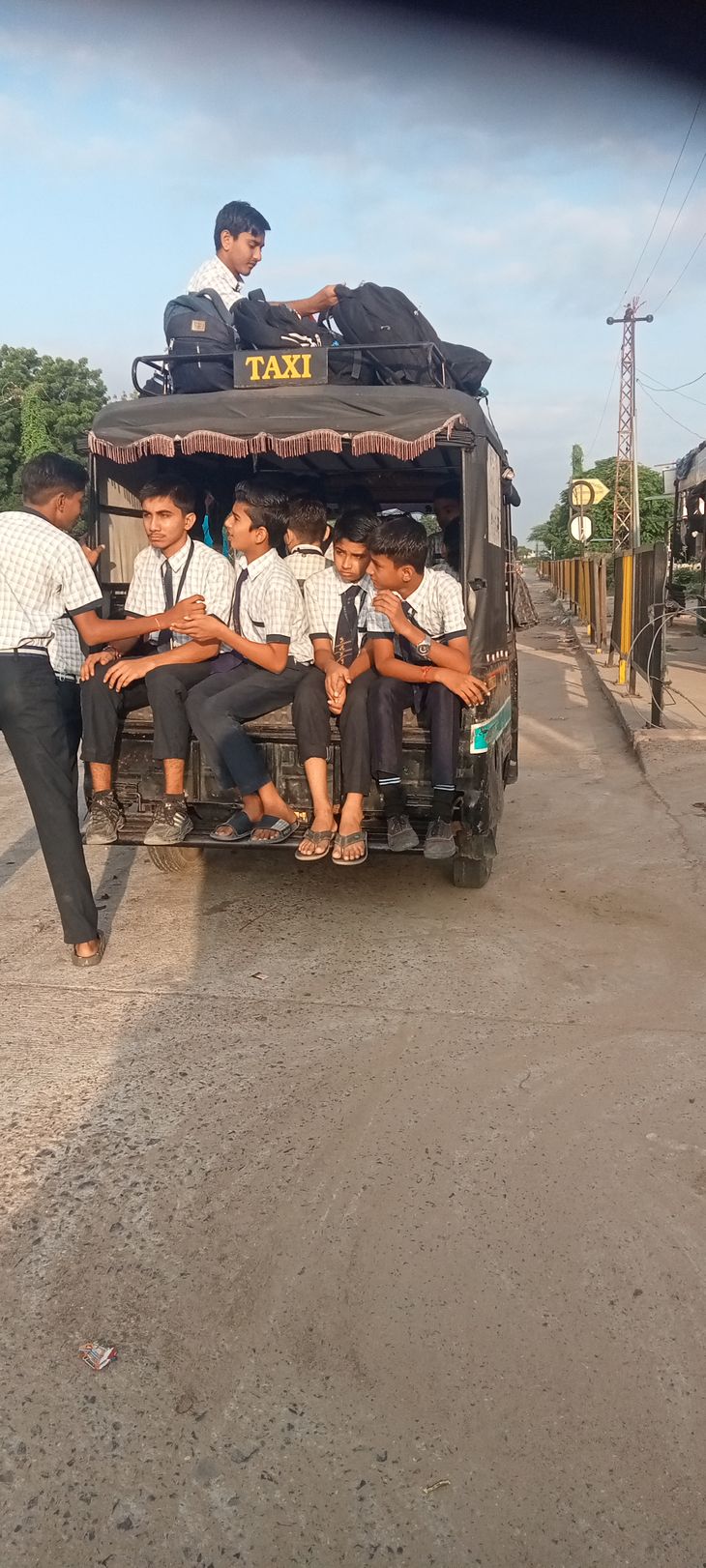 School autos are overloaded with children, ignoring safety, and parents ...