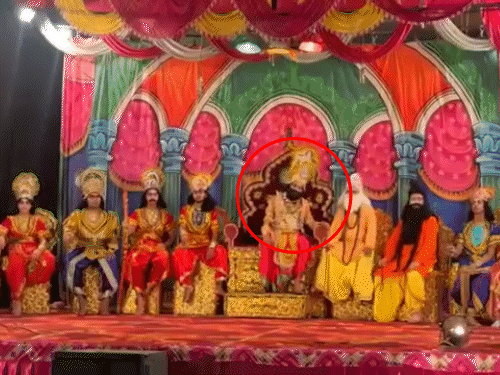 Artist dies heart attack while performing Ramlila Chamba Himachal | हिमाचल में रामलीला करते कलाकार की मौत का VIDEO: स्टेज पर डायलॉग बोलते हार्ट अटैक आया; दशरथ की भूमिका निभा रहे थे – Chamba News