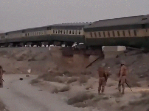 बलूचिस्तान में जाफर एक्सप्रेस पर बम से हमला:6 बोगियां पटरी से उतरी, 12 लोग घायल; 10 घंटे में दूसरा धमाका