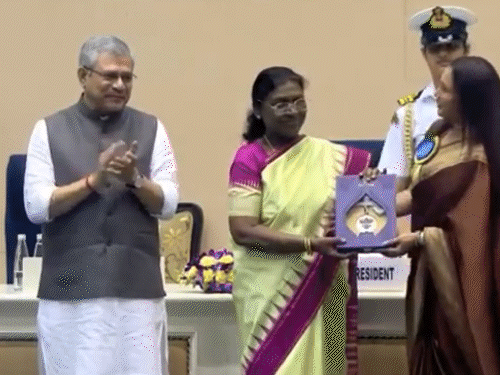 Rani Mukerji gets emotional after receiving her first National Award | पहली बार राष्ट्रीय पुरस्कार मिलने पर इमोशनल हुईं रानी मुखर्जी: बोलीं- इसे अपने पिता को समर्पित करती हूं; फैंस का भी जताया आभार