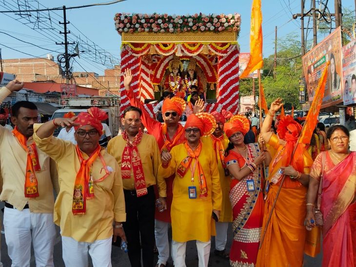 Shri Ram Leela Committee organised a grand Ram procession.