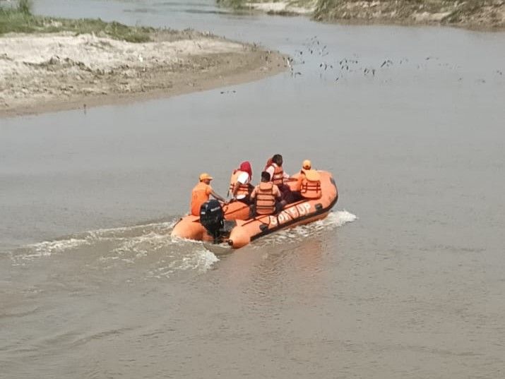 The body of a teenage girl was found in the Kali river three days later.