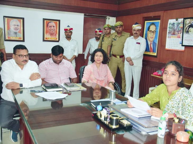 Intermediate topper Yashi Rastogi became DM for a day