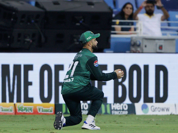 Excellent high catch by Parvez Hasan Ban vs PAK Asia Cup match | परवेज हसन का बेहतरीन हाई कैच: बांग्लादेश ने 3 कैच छोड़े, इंजर्ड हुए रऊफ, पाकिस्तान ने रन आउट का मौका गंवाया; मोमेंट्स