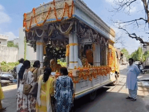 Sai Baba's grand Rath Yatra reaches Moradabad
