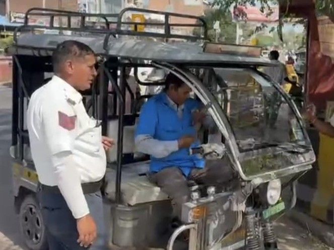 Traffic police action against illegal e-rickshaws