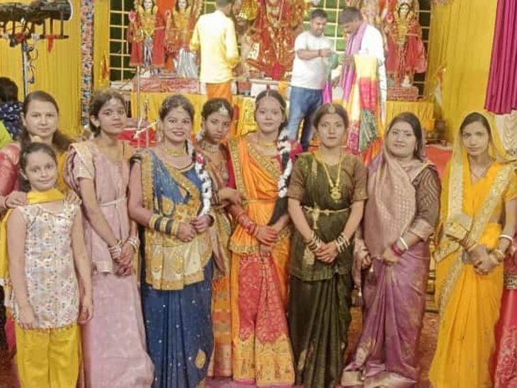 Women performed Garba-Dandiya in Rudauli