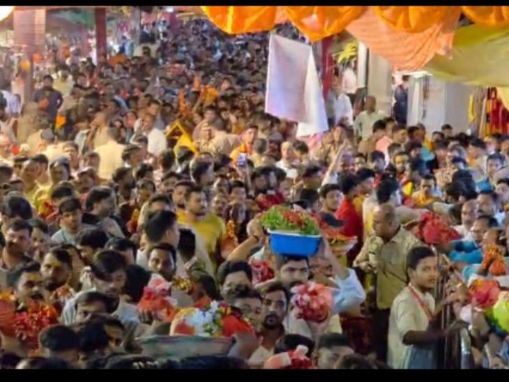 A huge crowd of devotees gathered at Vindhyachal Dham.