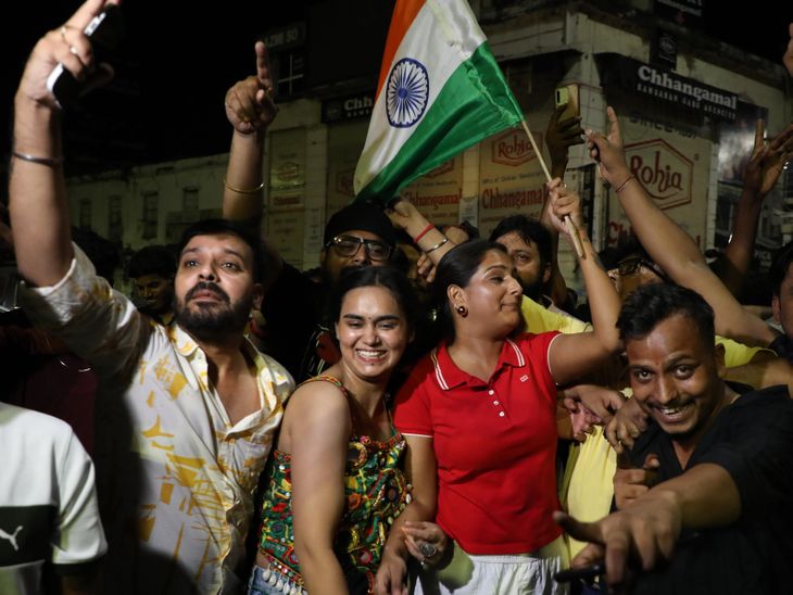 Celebrations in Lucknow after Pakistan’s defeat | पाकिस्तान के हारने पर लखनऊ में जश्न: जमकर हुई आतिशबाजी, लोग बोले- भारत से पंगा न लो; जीत नहीं पाओगे, बाप-बाप होता है – Lucknow News