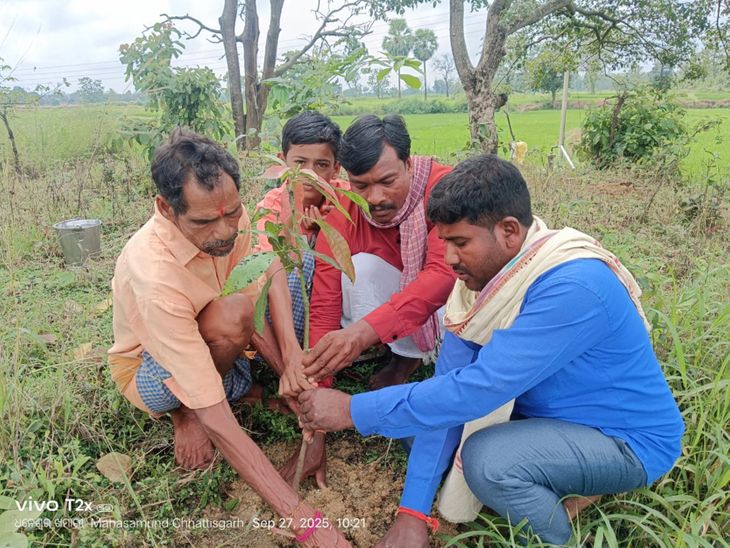 Planting trees and taking a pledge to protect and care for them | पौधे ...