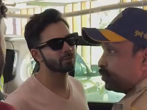 Varun Dhawan driver accused of rash driving and abusing a man viral video | वरुण धवन के ड्राइवर की बड़ी लापरवाही: शख्स के ऊपर गाड़ी चढ़ाई, गाली-गलौच की, पुलिस की मौजूदगी में पीड़ित ने की एक्टर से शिकायत