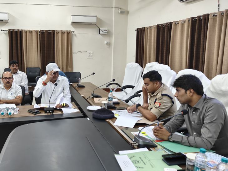 Chandauli CDO Chairs Road Safety Committee Meeting to Curb Accidents and Raise Awareness