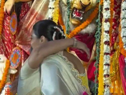North bombay durga puja 2025 kajol rani and jaya bachchan | दुर्गा पूजा पंडाल में पहुंचे बॉलीवुड सितारे: काजोल-रानी और जया बच्चन समेत कई स्टार्स आए नजर, विवेक ओबेरॉय ने भी लिया मां दुर्गा का आशीर्वाद