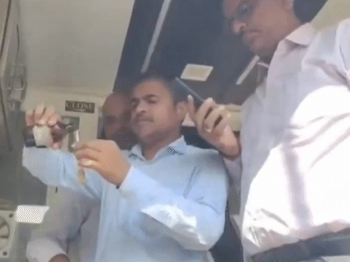 Uttar Pradesh Ayodhya Hanuman Garhi Prasad Food Safety | हनुमानगढ़ी के बाहर  बेसन के लड्‌डुओं में रंग मिला रहे: सबस्टैंडर्ड देसी घी बिक रहा...प्रसाद में  मिलावट पर ...