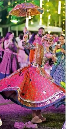 Lake City dances with Garba colours, style and tradition | चढ़ा गरबा का ...