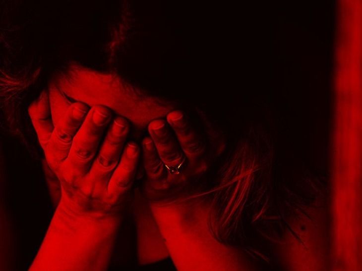 महिला का रास्ता रोककर अश्लील हरकत और हमला, तीन आरोपी पर मुकदमा