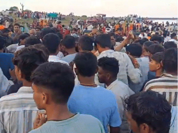 11 killed as tractor-trolley falls into pond | खंडवा के तालाब में ट्रैक्टर-ट्रॉली गिरी, 20-25 लोग डूबे: 11 शव निकाले गए, इनमें 8 बच्चियां; दुर्गा विसर्जन के दौरान हादसा – Khandwa News