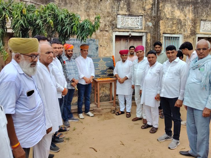 MLA Gordhan Verma laid the foundation stone for two roads in dhod ...