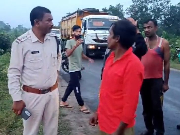 दुर्गा विसर्जन वाहन पलटने से किशोर की मौत, पांच घायल