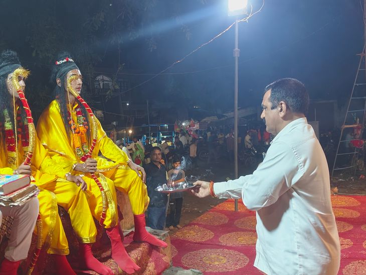 Devotees immersed in the Aarti of Lord Shri Ram