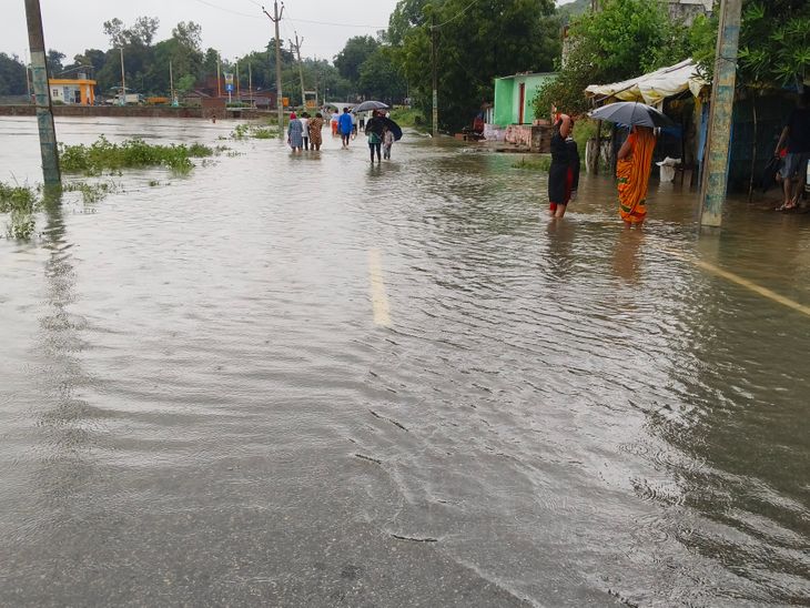 2 feet of water flow on the Chakia-Ahraura road