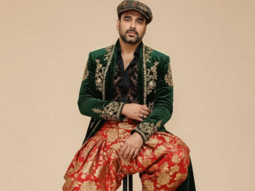 Pankaj Tripathi new look green velvet sherwani | पंकज त्रिपाठी का नया लुक देख लोग हैरान: हरी शेरवानी-धोती स्टाइल पैंट में आए नजर, रणवीर सिंह बोले- हम सुधर गए और आप बिगड़ गए