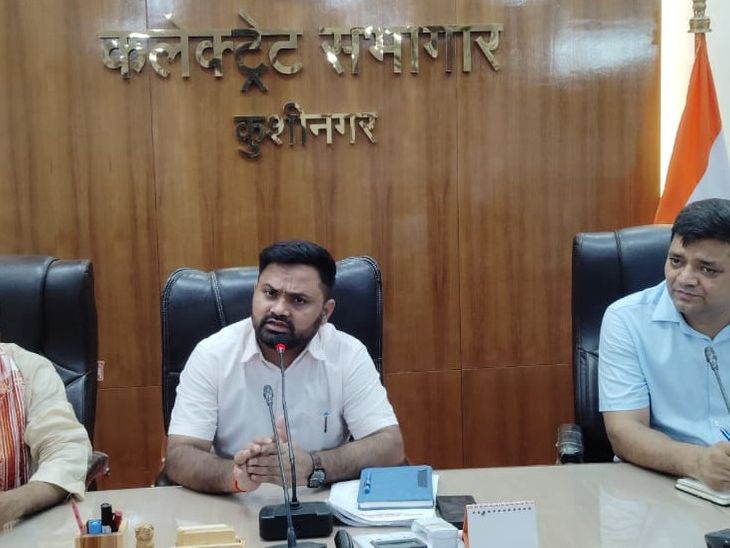 Kushinagar DM wrote a letter on the delay in construction work.