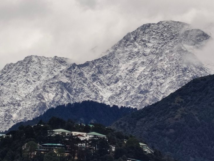 धर्मशाला में हिमपात से बढ़ी पर्यटकों की रुचि और ठंड